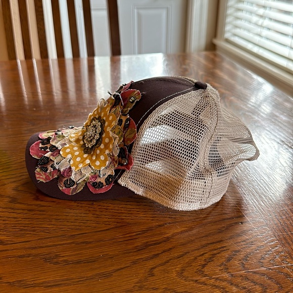 Brown and tan flower/rhinestone SnapBack trucker hat - Picture 2 of 6